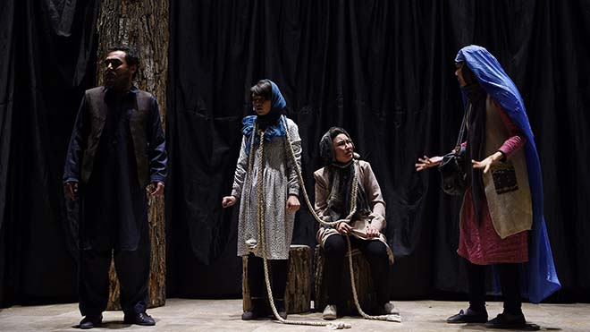 فنانين أفغان من "راحة البال أفغانستان" يقدمون على خشبة المسرح حول صدمة الحرب والاكتئاب في كابول